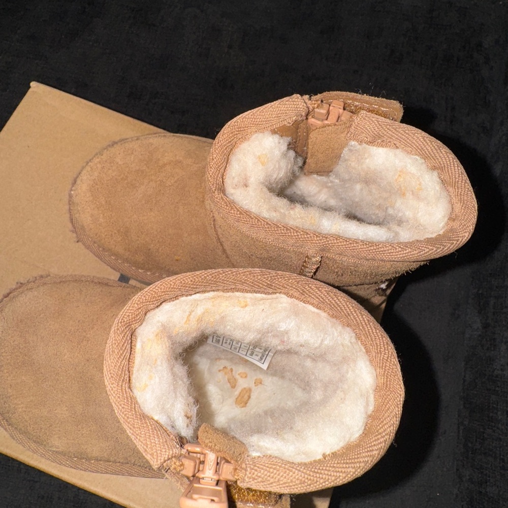 Toddler UGG classic zipper Boots - Picture 3 of 5